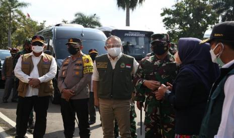 Kepala Satgas Penanganan COVID-19, Letjen TNI Ganip Warsito (Kiri memakai rompi) bersama Panglima TNI, Marsekal Hadi Tjahjono (kanan memakai loreng), Kepala Badan Pemeliharaan Keamanan (Kabaharkam) Polri Komjen Arief Sulistyanto (kedua dari kiri) dan Sekretaris Daerah Provinsi Jawa Barat, Setiawan Wangsaatmaja (tengah rompi hijau) saat meninjau Pusat Isolasi Terpadu Wisma Atlet Jarlak Harupat, Sabtu (24/7)