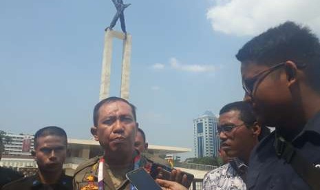 Kepala Satpol PP Jakarta Pusat Rahmat E Lubis memberikan keterangan pers di Lapangan Banteng, Jakarta Pusat, Senin (20/8).