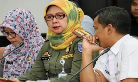 Kepala Satpol PP Kota Depok, Lienda Ratnanurdianny (tengah).