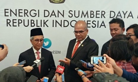 Kepala Satuan Kerja Khusus Pelaksana Kegiatan Usaha Hulu Minyak dan Gas Bumi (SKK Migas) yang baru, Dwi Soetjipto (kiri) dan mantan Kepala SKK Migas yang lama Amien Sunaryadi memberikan pernyataan kepada media usai dilantik di Gedung Kementerian Energi dan Sumber Daya Mineral (ESDM), Senin (3/12).