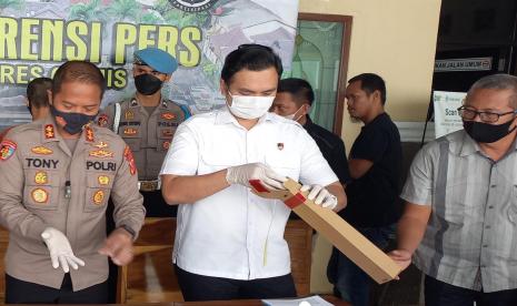 Kepala Satuan Reserse Kriminal (Kasat Reskrim) Polres Ciamis, AKP Muhammad Firmansyah (kemeja putih), saat melakukan konferensi pers. 