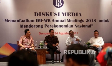 Kepala Satuan Tugas Bank Indonesia untuk pertemuan Tahunan IMF-Bank Dunia 2018 Peter Jacobs, bersama Pengamat Ekonomi Joshua Pardede, Direktur Eksekutif International NGO Forum on Indonesian Development (INFID) Sugeng Bahagijo, dan Ketua Gabungan Industri PariwisataIndonesia (GIPI) Bali Ida Bagus Agung Partha Adnyana (dari kiri) berbincang bersama usai diskusi media bertajuk 