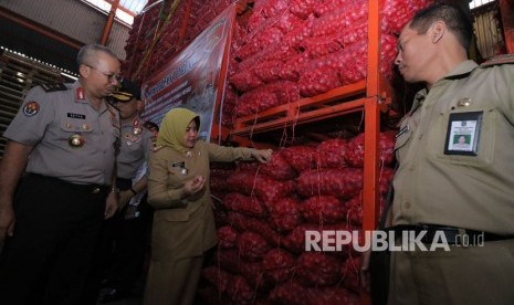 Kepala Satuan Tugas (Satgas) Pangan Polri Irjen Pol Setyo Wasisto (kiri) menunjukkan barang bukti bawang bombai ilegal di gudang PT Jakarta Sereal Jalan Kasuari no35 Surabaya, Jawa Timur, Senin (7/5). 