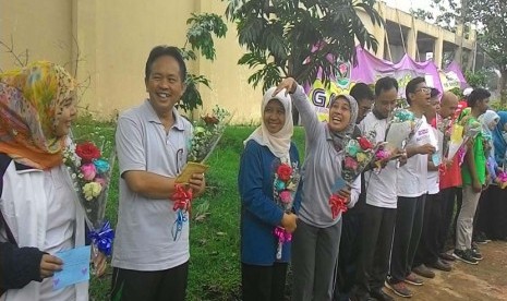 Kepala sekolah dan guru SMP Bosowa Bina Insani Bogor sumringah menerima hadiah bunga dari para siswa pada Hari Guru, Rabu (25/11).