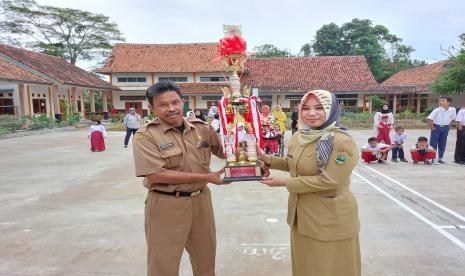 Kepala Sekolah di lingkungan Cabang Dinas Pendidikan (Cadisdik) Wilayah VI Jawa Barat, Dini Handayani mencurahkan perhatiannya. pada anak berkebutuhan khusus yang membuatnay memperoleh penghargaan