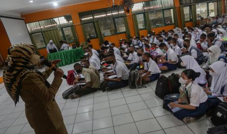 Kepala sekolah menyampaikan materi pembekalan kepada siswa saat kegiatan masa pengenalan lingkungan sekolah (MPLS) di SMK Negeri 3 Palangka Raya, Kalimantan Tengah, Senin (12/7/2022). Dinas Pendidikan Provinsi Kalimantan Tengah menggelar MPLS tahun ajaran baru 2022/2023 selama tiga hari pada tingkat SMA, SMK, dan SLB se-Kalteng melalui tatap muka 100 persen dan daring dengan tetap mengedepankan protokol kesehatan. 