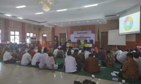 Kepala Sekolah SD Muhammadiyah Mantaran Kabupaten Sleman, Dhian Yulia Krishantari, terlihat memberikan pembelajaran berbasis masalah (problem based learning) kepada para kepala sekolah dan pengawas sekolah se-Kabupaten Tangerang pada acara Workshop Gerakan Sekolah Menyenangkan (GSM) di Aula Pendopo Bupati Tangerang, Rabu (4/12).