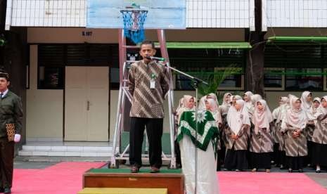 Kepala Sekolah SMA Muhammadiyah 1 Yogyakarta, Tri Ismu Husnan Purwono, menjadi pembina upacara pada pembukaan Milad ke-69. 