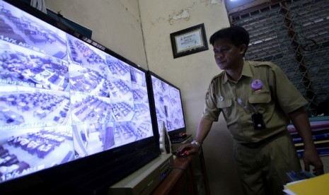  Kepala Sekolah SMKN 1 Yogyakarta, Rustamaji memantau Ujian Nasional (UN) dengan menggunakan CCTV di ruangannya di SMKN 1 Yogyakarta, Senin (14/4).(Antara//Noveradika)