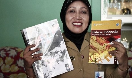 Kepala Sekolah SMU Negeri 4 Batam, Tapi Winanti menunjukkan buku pelajaran Bahasa Indonesia kurikulum 2013 dan fotokopiannya di Batam, Senin (26/8). 