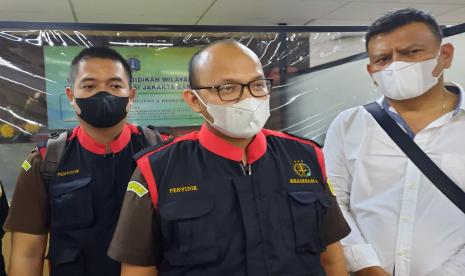 Kepala Seksi Bidang Pidana Khusus Kejari Jakbar, Reopan Saragih (tengah), memberikan penjelasan kepada wartawan usai menggeledah ruangan Suku Dinas Pendidikan Jakbar Wilayah I di Kantor Pemerintahan Kota (Pemkot) Jakbar, Senin (24/5).