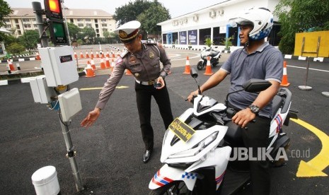 Warga melakukan tes untuk mendapatkan SIM. Kabid Humas Polda Metro Jaya, Kombes Yusri Yunus memastikan pihaknya tetap bertugas dan melayani kepentingan masyarakat, termasuk pengurusan SIM.