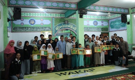 Kepala SMA Labschool Jakarta Suparno Sastro dan pengurus Rohis bersama dengan anak-anak yatim dan pengurus panti asuhan Yayasan Darussalam Biaunillah.