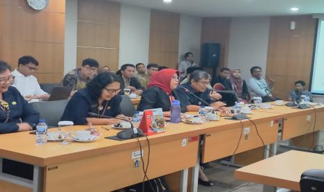 Kepala SMA Negeri 112 Jakarta, Mutia M.Pd saat melakukan rapat dengan Komisi E DPRD Provinsi DKI Jakarta, Selasa (23/7/2024).