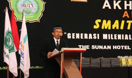  Kepala SMAIT Nur Hidayah Heri Sucitro, S.Pd, 