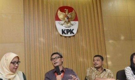 Kepala SMAN 3 Jakarta Retno Listyarti (kiri)