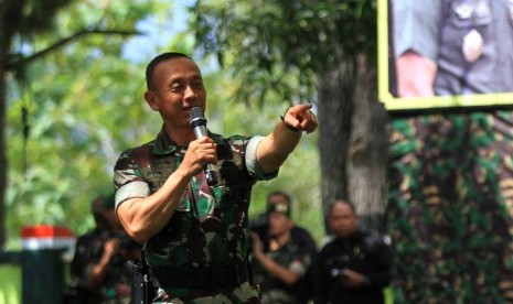 Kepala Staf Angkatan Darat Jenderal Mulyono.