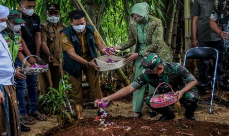 Kepala Staf Angkatan Darat Jenderal TNI Dudung Abdurachman (kanan) menaburkan bunga di pemakaman almarhumah Salsabila di Desa Ciaro, Nagreg, Kabupaten Bandung, Jawa Barat, Senin (27/12). Jenderal TNI Dudung Abdurachman mengunjungi rumah duka serta berziarah ke makam kedua korban tabrak lari yang diduga melibatkan oknum TNI AD.