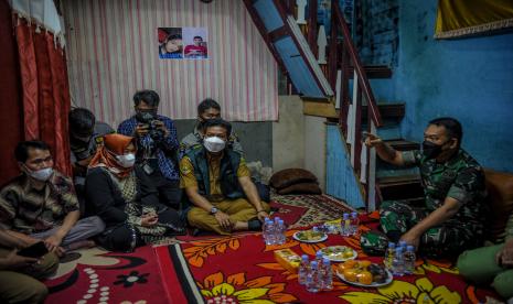 Kepala Staf Angkatan Darat Jenderal TNI Dudung Abdurachman (kanan) berbincang dengan keluarga almarhumah Salsabila di Desa Ciaro, Nagreg, Kabupaten Bandung, Jawa Barat, Senin (27/12/2021). Jenderal TNI Dudung Abdurachman mengunjungi rumah duka serta berziarah ke makam kedua korban tabrak lari yang diduga melibatkan oknum TNI AD.