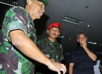 Kepala Staf Angkatan Darat Jenderal TNI Pramono Edhie Wibowo (kiri)