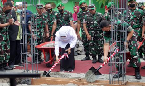 Kepala Staf Angkatan Darat (KASAD) Jenderal TNI Dudung Abdurachman (kanan) dan Gubernur Jawa Timur Khofifah Indar Parawansa (kedua kanan) secara simbolis meletakkan batu pertama revitalisasi pembangunan makam sesepuh ulama sono di kompleks markas Gudang Pusat Peralatan dan Optik Elektronik (Gupusjat Optronik ) II Angkatan Darat, Buduran, Sidoarjo, Jawa Timur, Rabu (31/8/2022). Kunjungan tersebut untuk memantau revitalisasi makam para lelulur pendiri NU yang berada di dalam kompleks TNI tersebut untuk dimanfaatkan peziarah.