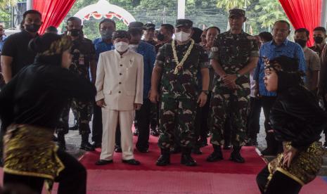 Kepala Staf Angkatan Darat (KASAD) Jendral TNI Dudung Abdurachman (tengah) bersama Ketua Paguyuban Pasundan Didi Turmudzi (kedua kiri) melihat kesenian pencak silat di Gedung PB Paguyuban Pasundan, Bandung, Jawa Barat, Senin (29/8/2022). Paguyuban Pasundan memberikan penghormatan dengan gelar kehormatan Wastu Jana Parakrama atau Pinisepuh Pasundan atas pencapaian pribadi Jendral TNI Dudung Abdurachman sebagai putra Jawa Barat dalam menjaga kebangsaan NKRI. 