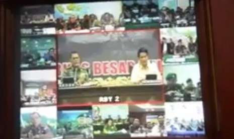  Kepala Staf Angkatan Darat (KASAD) TNI, Jenderal TNI, Budiman bersama dengan Ketua KPU Pusat Husni Kamil Manik melakukan Teleconference dengan para Pangkotama, Ahad (6/5). 