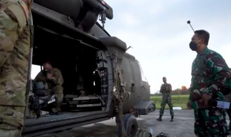 Kepala Staf Angkatan Darat (KSAD) Jenderal Andika Perkasa meninjau helikopter UH-60 Black Hawk milik US Army di Lanud Gatot Soebroto, Baturaja, beberapa waktu lalu.