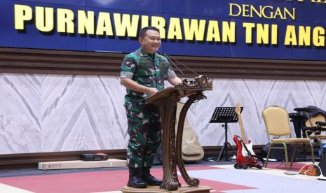 Kepala Staf Angkatan Darat (KSAD) Jenderal Dudung Abdurachman bertemu dengan para Purnawirawan TNI Angkatan Darat di Aula GPH Djatikusumo Markas Besar Angkatan Darat, Jakarta, Rabu (16/2). Purnawirawan yang hadir antara lain, Jenderal TNI (Purn) Agum Gumelar, Jenderal TNI (Purn) Ryamizard Ryacudu, dan Letjen TNI (Purn)  Sjafrie Sjamsoedin.