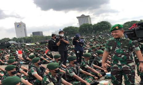 Kepala Staf Angkatan Darat (KSAD) Jenderal Dudung Abdurachman memimpin Apel Gelar Pasukan jajaran TNI AD wilayah Jabodetabek di Lapangan Monas, Jakarta, Selasa (25/1).