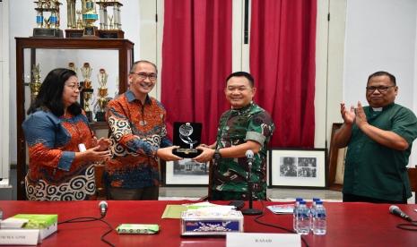 Kepala Staf Angkatan Darat (KSAD) Jenderal Dudung Abdurachman menyambangi kantor Persekutuan Gereja-Gereja di Indonesia (PGI) Pusat di Salemba, Jakarta Pusat, Selasa (31/5/2022).