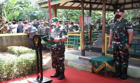 Kepala Staf Angkatan Darat (KSAD) Jenderal, Dudung Abdurachman pimpin upacara pemakaman militer Serka (Anumerta) Ari Baskoro korban genasan KST di TPU Kasijan Wiryo Suharjo, Desa Pidodo Kulon, Kecamatan Patebon, Kabupaten Kendal, Jawa Tengah, Senin (22/11).  