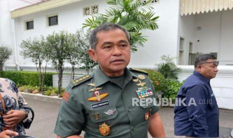 Kepala Staf Angkatan Darat (KSAD) Jenderal Maruli Simanjuntak menyampaikan keterangan pers di Istana Kepresidenan, Jakarta Pusat, pada Rabu (13/3/2024).