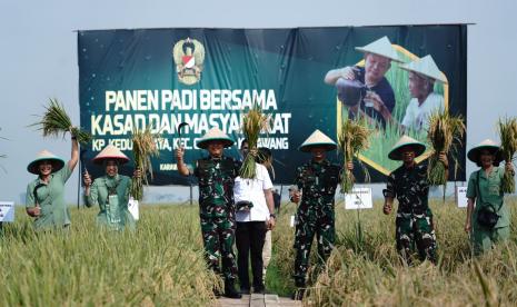 Kepala Staf Angkatan Darat (KSAD) Jenderal TNI Dudung Abdurachman melaksanakan program mendukung ketahanan pangan di di Dusun Sadariwan, Desa Kedungjaya, Kecamatan Cibuaya, Karawang, Jawa Barat.