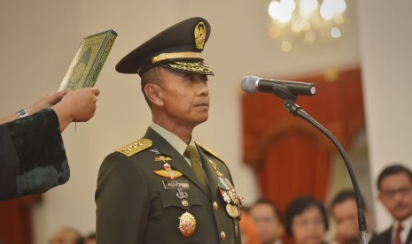 Kepala Staf Angkatan Darat (KSAD) Letnan Jenderal TNI Mulyono mengucapkan sumpah jabatan saat pelantikan yang dipimpin Presiden Joko Widodo di Istana Merdeka, Jakarta, Rabu (15/7). 