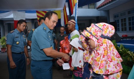 Kepala Staf Angkatan Laut (Kasal) Laksamana TNI Ade Supandi membagi-bagikan santunan kepada puluhan anak yatim dan bingkisan kepada belasan nelayan, dalam acara Safari Ramadhan dan kunjungan kerja, di Markas Komando  (Mako) Pangkalan Angkatan Laut (Lanal) 