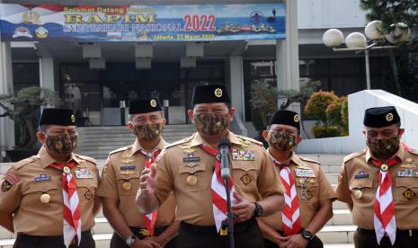 Kepala Staf Angkatan Laut (Kasal) Laksamana TNI Yudo Margono (tengah) bersama Wakil Ketua Kwartir Nasional Gerakan Pramuka Yuniar Ludfi (kedua kanan) memberikan keterangan pers sebelum membuka Rapat Pimpinan (Rapim) Saka Bahari Tingkat Nasional 2022 di Auditorium Denma Mabesal, Cilangkap, Jakarta Timur, Rabu (23/3/2022). Rapim yang diikuti 500 personel Pramuka Saka Bahari binaan Lantamal dan Lanal seluruh Indonesia tersebut bertujuan untuk membina generasi muda pramuka yang cinta tanah air dan berwawasan kebangsaan khususnya dalam pemahaman kemaritiman