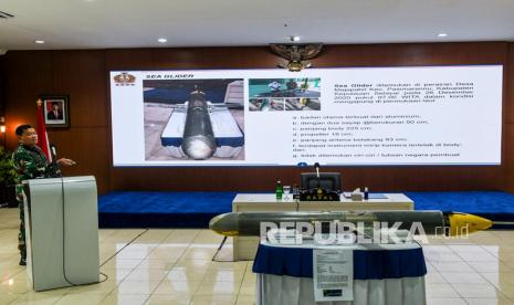 Kepala Staf Angkatan Laut (KSAL) Laksamana TNI Yudo Margono menjelaskan tentang penemuan alat berupa ea Glider' saat konferensi pers di Pushidrosal, Ancol, Jakarta, Senin (4/1/2021). KSAL menjelaskan bahwa SeaGlider yang ditemukan oleh nelayan di Kepulauan Selayar, Sulawesi Selatan tersebut berupa alat yang berfungsi untuk mengecek kedalaman laut dan mencari informasi di bawah laut itu akan diteliti lebih lanjut. 