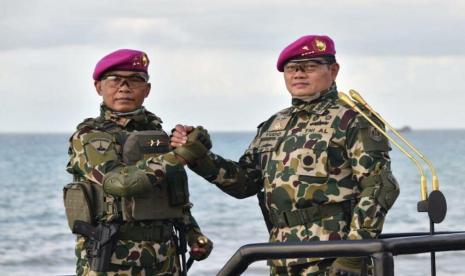 Kepala Staf Angkatan Laut (KSAL) Laksamana Yudo Margono bersama Komandan Korps Marinir (Dankormar) Mayjen (Mar) Suhartono. 