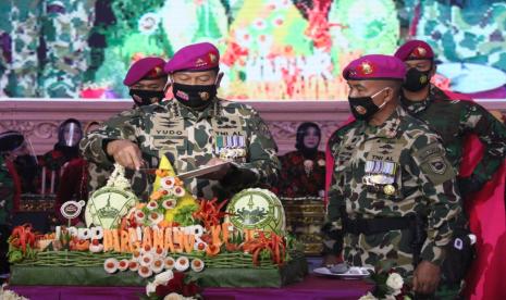 Kepala Staf Angkatan Laut (KSAL) Laksamana Yudo Margono bersama Komandan Korps Marinir (Dankormar) Mayjen (Mar) Suhartono di Mako Marinir Kwitang, Jakpus, Senin (16/11).