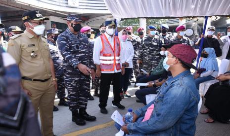 Kepala Staf Angkatan Laut (KSAL) Laksamana Yudo Margono, Menteri Perhubungan Budi Karya Sumadi dan Wali Kota Cilegon Cilegon Helldy Agustian meninjau serbuan vaksinasi di Pelabuhan Merak, Kota Cilegon, Provinsi Banten, Selasa (27/7).