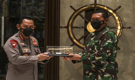 Kepala Staf Angkatan Laut Laksamana TNI Yudo Margono (kanan) memberikan cinderamata kepada Kapolri Jendral Pol Listyo Sigit Prabowo (kiri) saat kunjungan, di Gedung Utama, Mabesal, Cilangkap, Jakarta, Senin (22/3/2021). Kasal menerima kunjungan Kapolri dalam rangka silahturahmi usai dilantik oleh Presiden RI Joko Widodo sekaligus untuk memantapkan sinergitas dan mempererat soliditas antara TNI AL dan Polri.