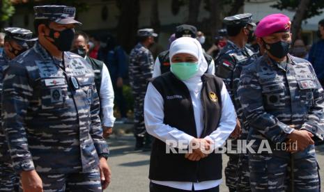 Kepala Staf Angkatan Laut Laksamana TNI Yudo Margono (kiri) bersama Gubernur Jawa Timur Khofifah Indar Parawansa (tengah) dan Komandan Korps Marinir (Dankormar) Mayjen TNI (Mar) Suhartono (kanan) saat meresmikan Rumah Sakit Darurat Covid-19 Karang Pucung di Pangkalan Korps Marinir (Lanmar) Surabaya, Surabaya, Jawa Timur, Jumat (20/8/2021). Rumah sakit darurat yang diperuntukkan pasien Covid-19 bergejala ringan tersebut memiliki daya tampung 800 tempat tidur pasien.