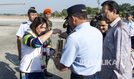 Chief of Staff of the Indonesian Air Force Marshal Yuyu Sutisna (third right) accompanied by Yogyakarta Governor Sri Sultan HB X (right), and INASGOC Chairman Erick Thohir (second right) receives Asian Games 2018 torch from a legendary badminton player Susi Susanti (left) at Adisutjipto Air Force Base in Sleman, Yogyakarta, Tuesday (July 17).