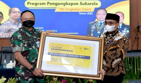 Kepala Staf Angkatan Udara (KSAU) Marsekal Fadjar Prasetyo bersama Direktur Jenderal Pajak Kementerian Keuangan, Suryo Utomo di Mabesau, Cilangkap. 