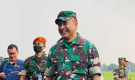 Kepala Staf Angkatan Udara (KSAU), Marsekal TNI Fadjar Prasetyo, meninjau Kejuaraan Nasional Terjun Payung Kasau 2022 di Lanud Atang Sendjaja (ATS), Kabupaten Bogor.