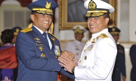 Kepala Staf Angkatan Udara (KSAU) TNI Marsekal Madya TNI Agus Supriatna (kiri) bersalaman dengan Kepala Staf Angkatan Laut (KSAL) Laksamana Madya Ade Supandi (kanan).