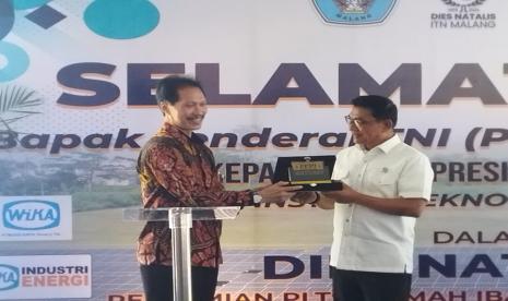 Kepala Staf Kepresidenan, Jenderal TNI (Purn) Moeldoko (kanan). Moeldoko optimistis target percepatan vaksinasi bisa dicapai di bulan Ramadhan. Terlebih, kata dia, Majelis Ulama Indonesia (MUI) sudah mengeluarkan fatwa bahwa vaksin tidak membatalkan puasa.