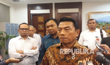 Kepala Staf Kepresidenan (KSP) Moeldoko dan Menteri Tenaga Kerja (Menaker) memberikan keterangan pers mengenai Perpres 20/2018 terkait penyederhanaan izin Tenaga Kerja Asing, di kantor KSP, Selasa (24/4).