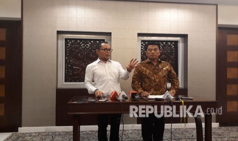 Kepala Staf Kepresidenan (KSP) Moeldoko dan Menteri Tenaga Kerja (Menaker) memberikan keterangan pers mengenai Perpres 20/2018 terkait penyederhanaan izin Tenaga Kerja Asing, di kantor KSP, Selasa (24/4).